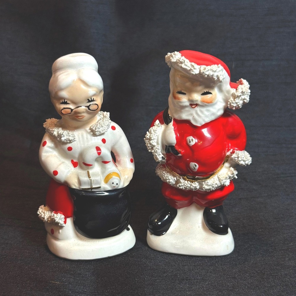 Vintage Napco Kitschy Santa & Mrs Claus Salt & Pepper Shakers AX720P Japan